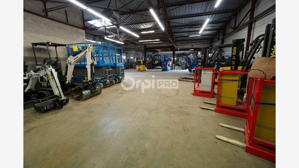 Local cial d'activité de 2 675m² à louer à Brochon