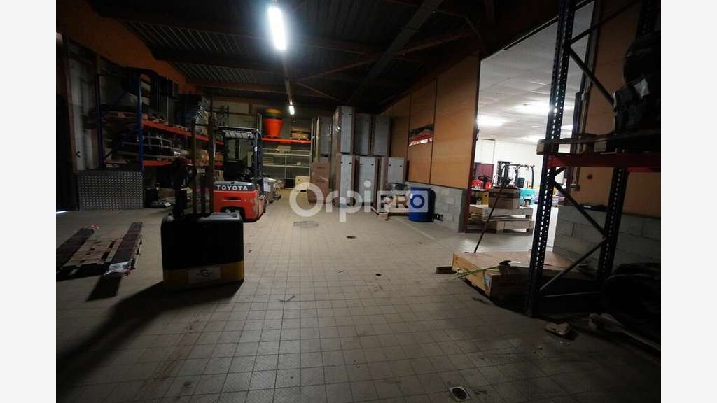 Local cial d'activité de 2 675m² à louer à Brochon