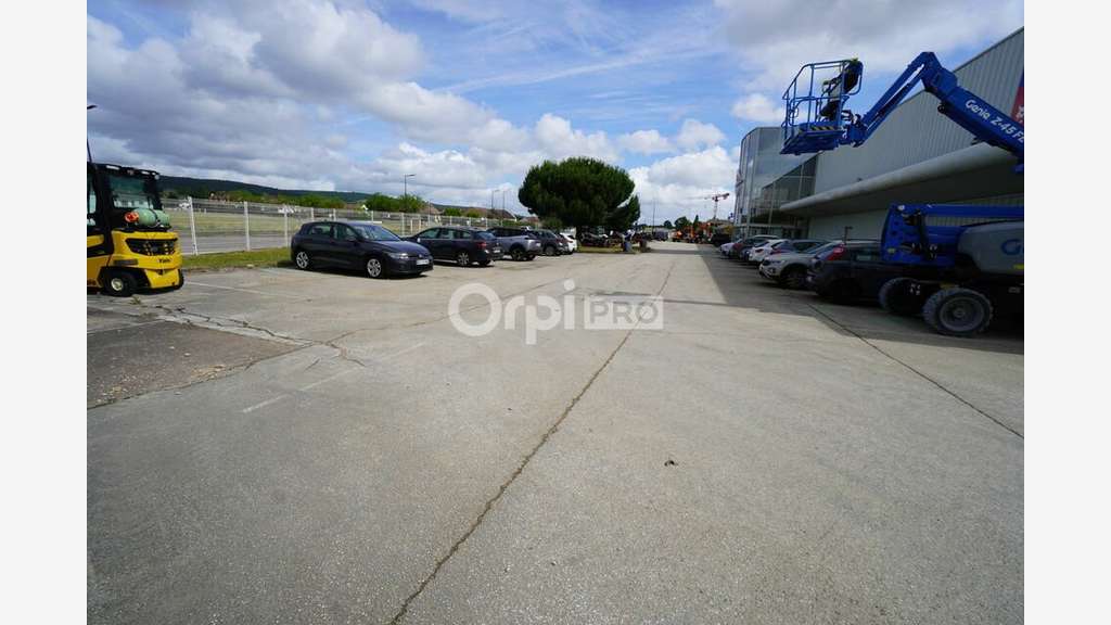 Local cial d'activité de 2 675m² à louer à Brochon