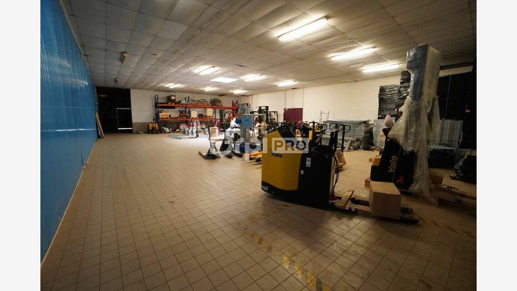 Local cial d'activité de 2 675m² à louer à Brochon