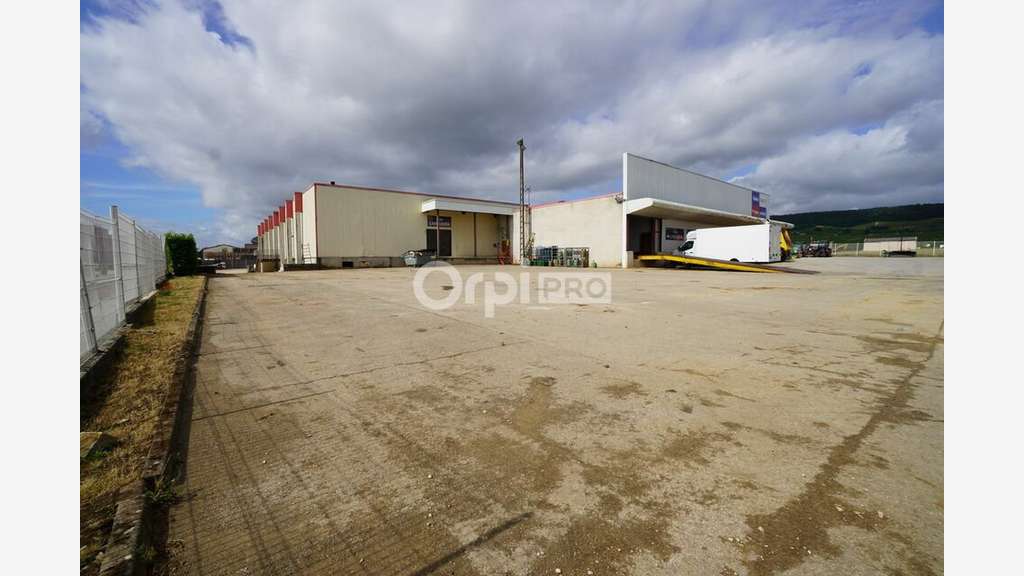 Local cial d'activité de 2 675m² à louer à Brochon