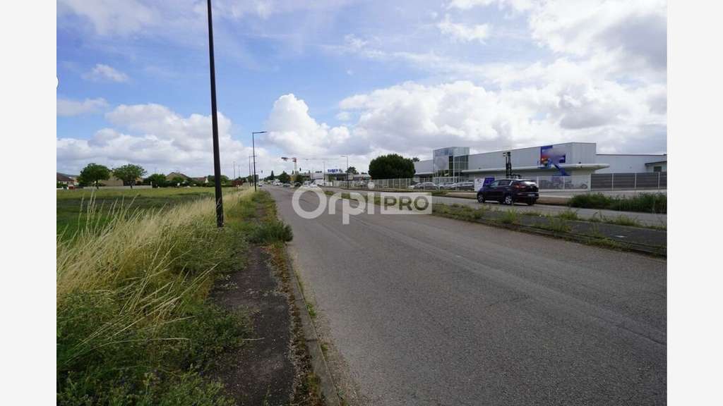 Local cial d'activité de 2 675m² à louer à Brochon