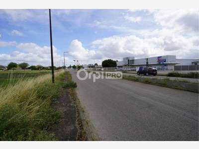 Local cial d'activité de 2 675m² à louer à Brochon