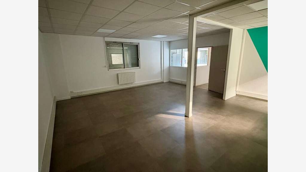 Local d'activité 374m² à louer à Bron
