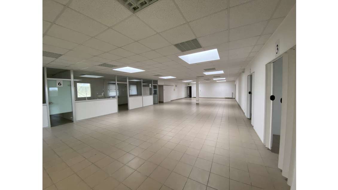 Local de 405m² à louer zone d'activités de Brou