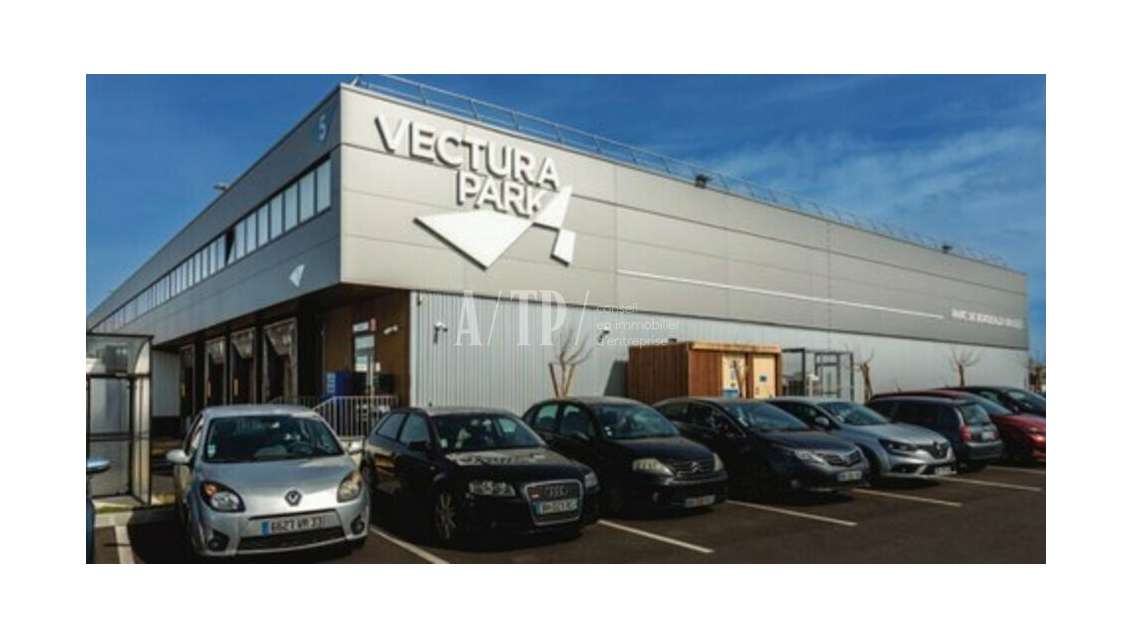 Entrepôt 6257m² à louer zone de frêt de Bruges