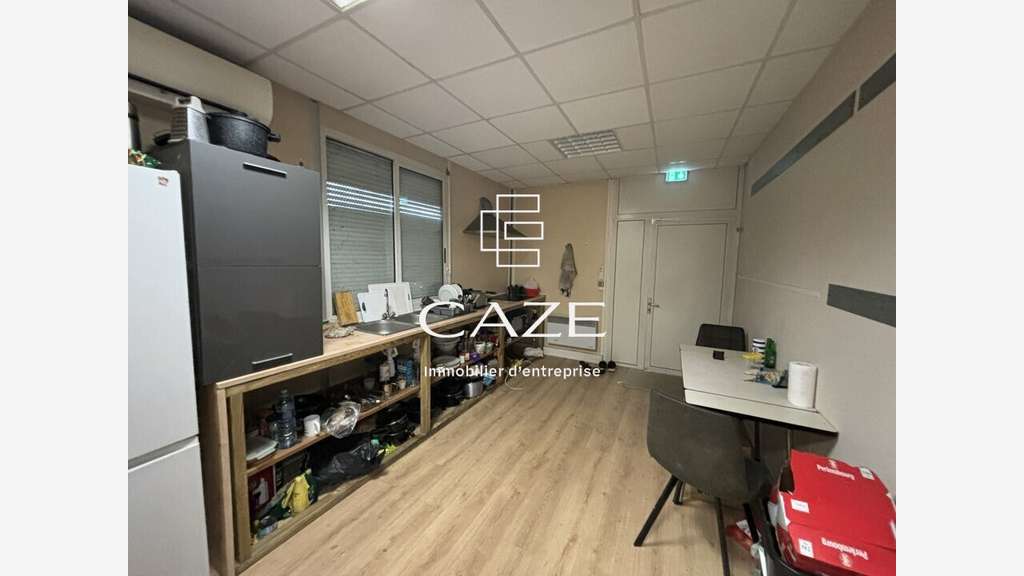 A louer bâtiment de 440m² accès rapide à Bruges