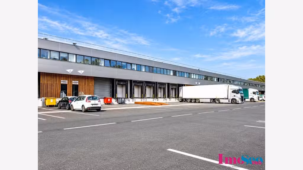 Entrepôt de 739m² à louer avec quai à Bruges