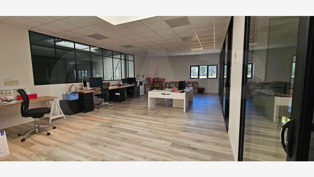 A louer local d'activités 563m² à Bruz