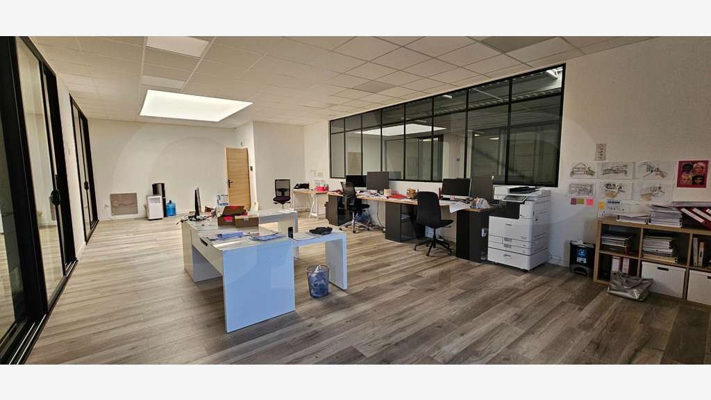 A louer local d'activités 563m² à Bruz