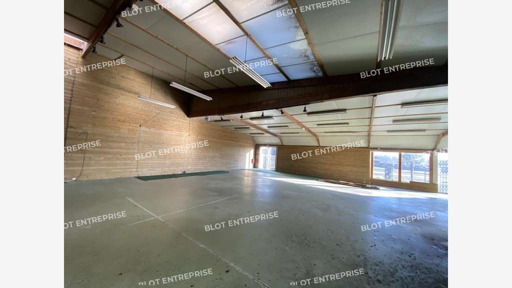 A louer local 350m² belle visibilité à Bruz 