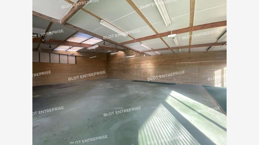 A louer local 350m² belle visibilité à Bruz 