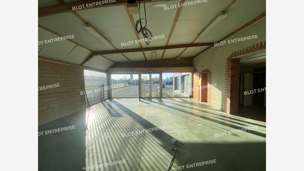 A louer local 350m² belle visibilité à Bruz 