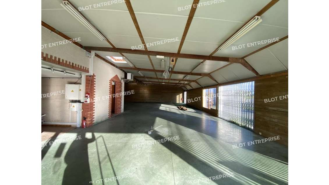 A louer local 350m² belle visibilité à Bruz