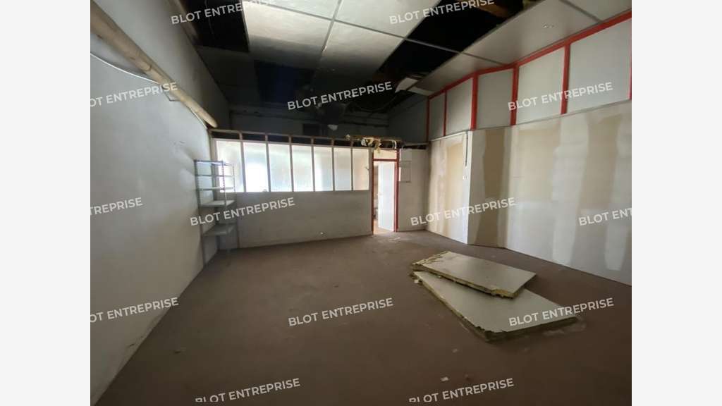 A louer local 350m² belle visibilité à Bruz 