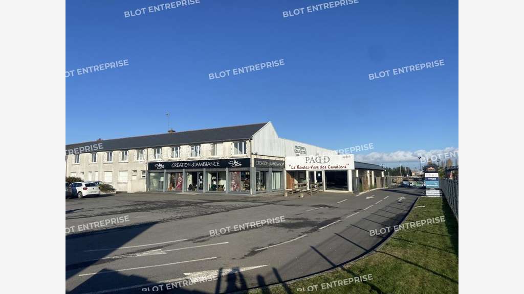 A louer local 350m² belle visibilité à Bruz 