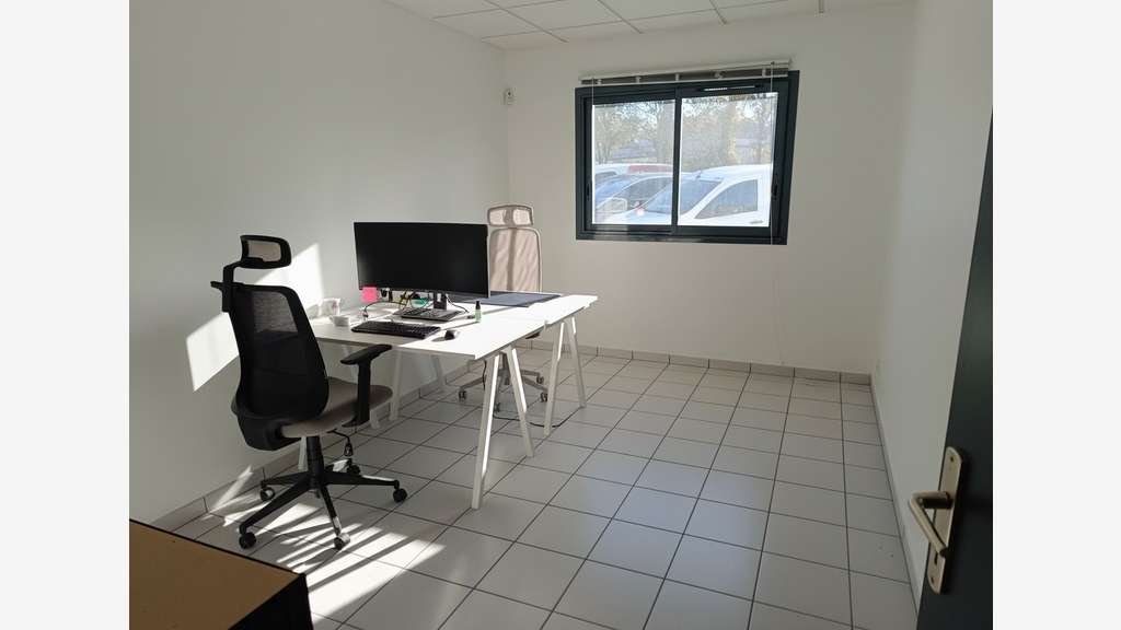 A louer local d'activité 385m² ZA dynamique à Bruz