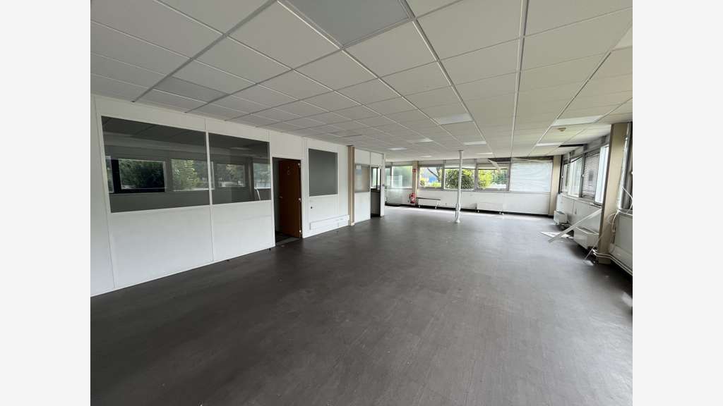 Bâtiment d'activité à louer à Buc proche A86/A12