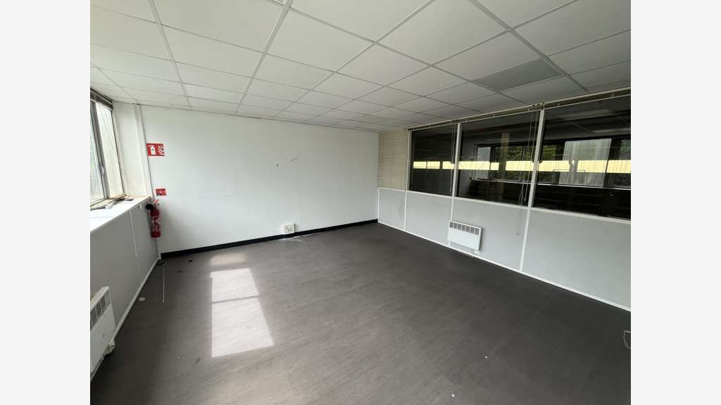 Bâtiment d'activité à louer à Buc proche A86/A12