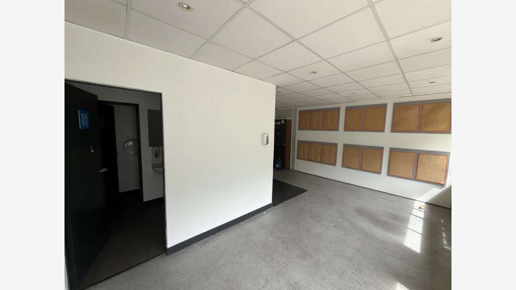 Bâtiment d'activité à louer à Buc proche A86/A12