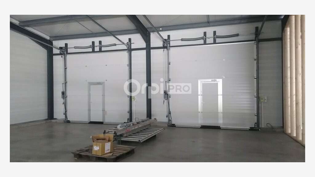 3 cellules entrepôt récent 600m² à louer à Buros