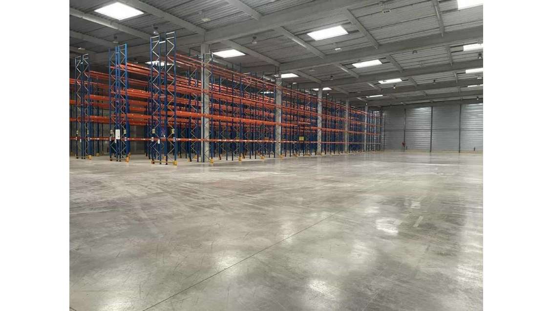 À louer entrepôt logistique 8762m² à Bussy-Lettrée