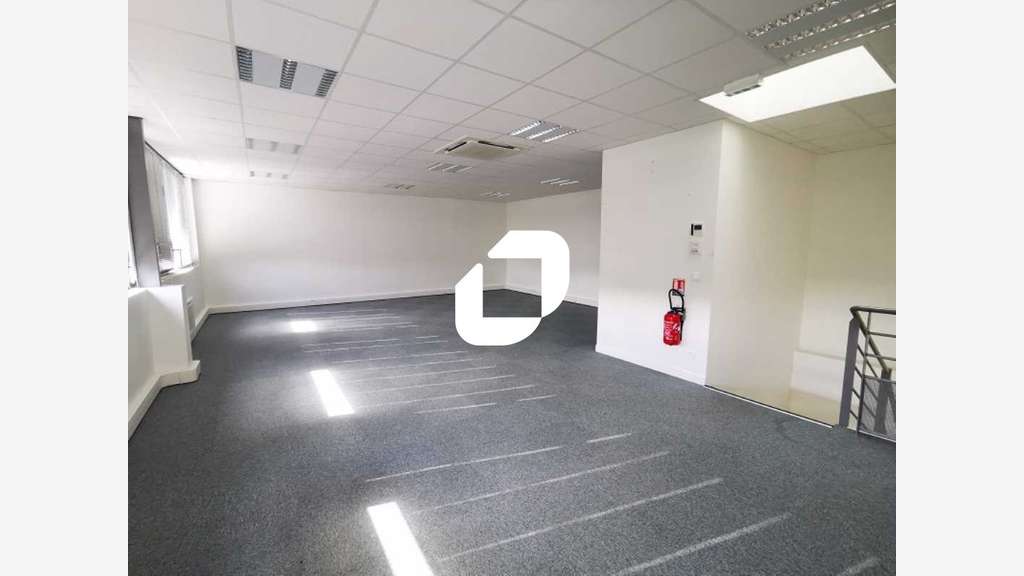 A louer Local d'activité 210m² Bussy saint martin