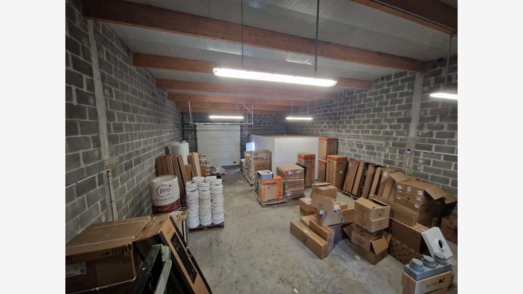 Dépôt avec bureaux 180m² à louer à Caen