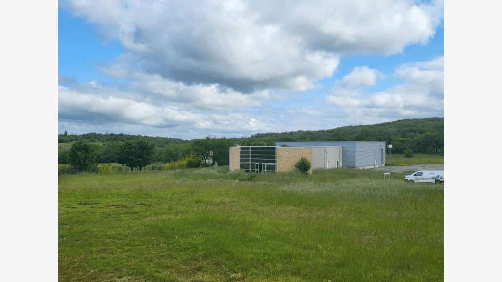 À vendre ou à louer – Local d'activités de 715 m² 