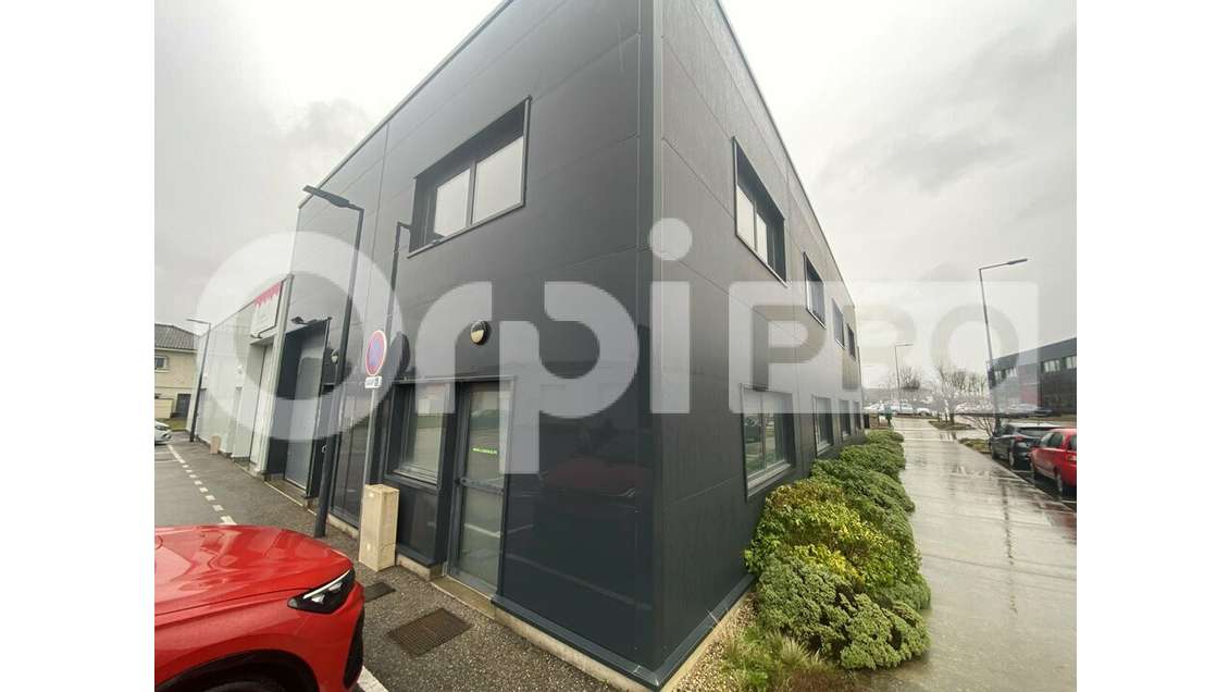 Local d activité 150m² à Cailloux-sur-Fontaines