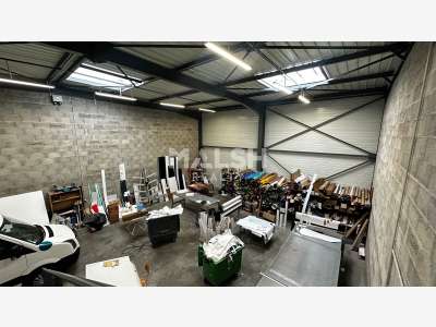 Local d'activités 224m² à Cailloux-sur-Fontaines