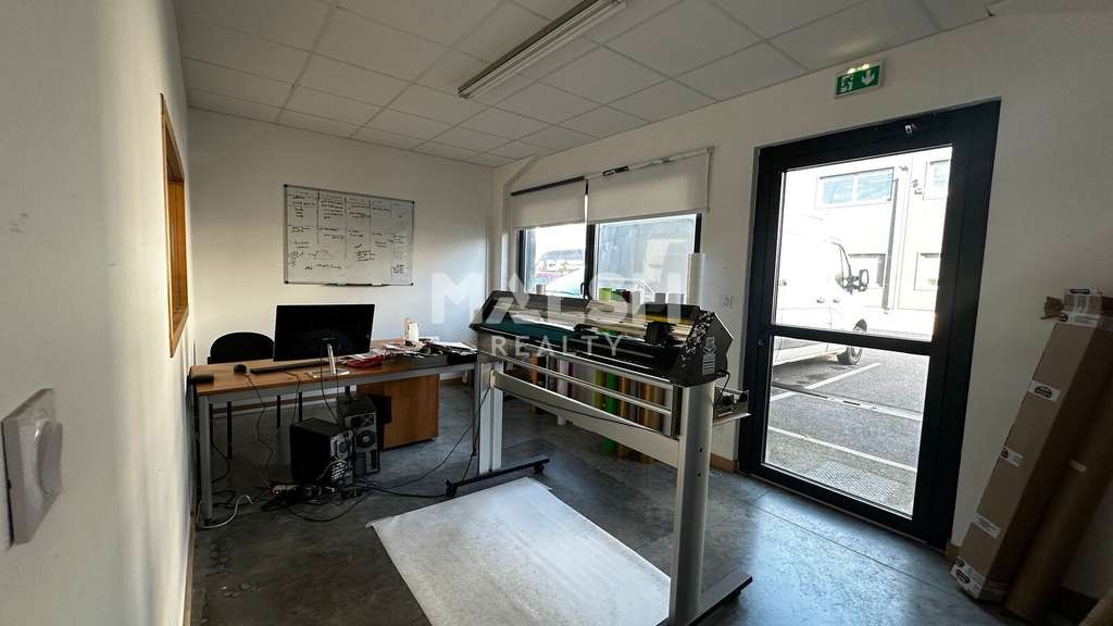 Local d'activités 224m² à Cailloux-sur-Fontaines