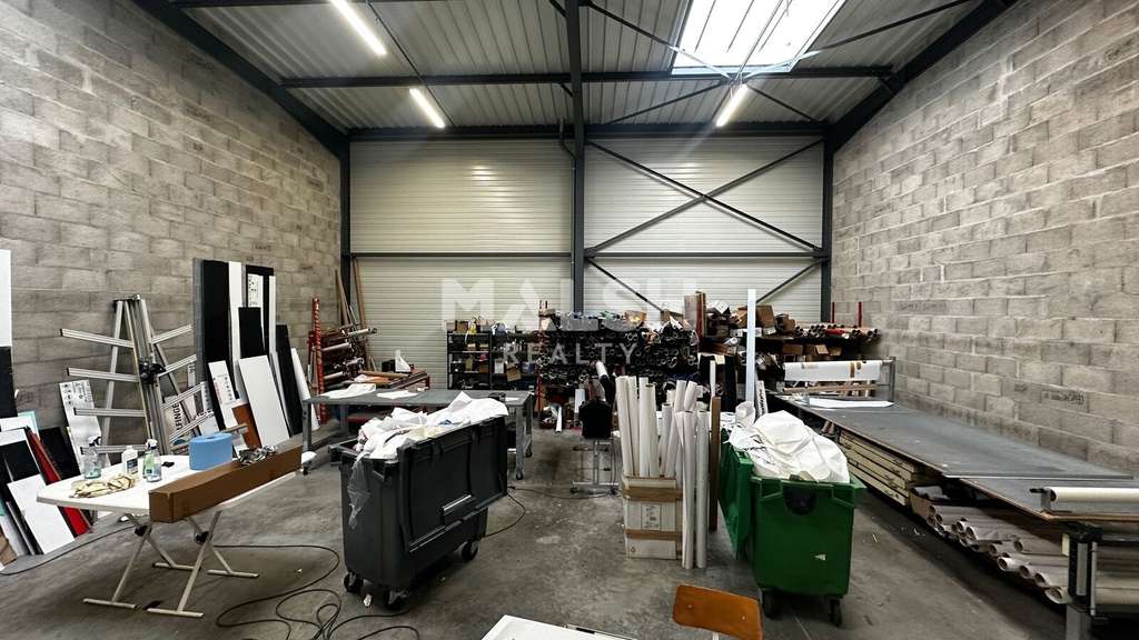 Local d'activités 224m² à Cailloux-sur-Fontaines