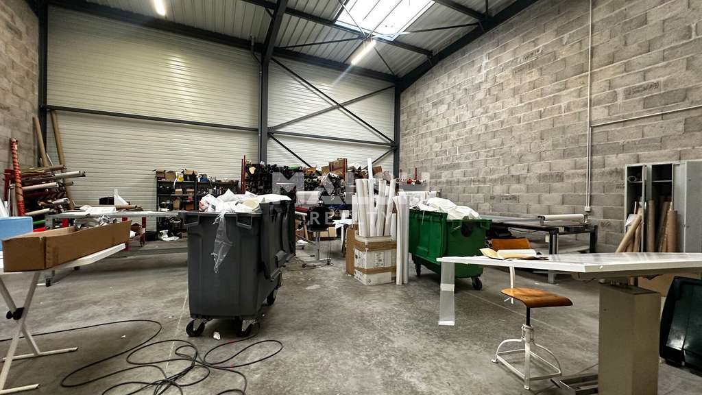 Local d'activités 224m² à Cailloux-sur-Fontaines