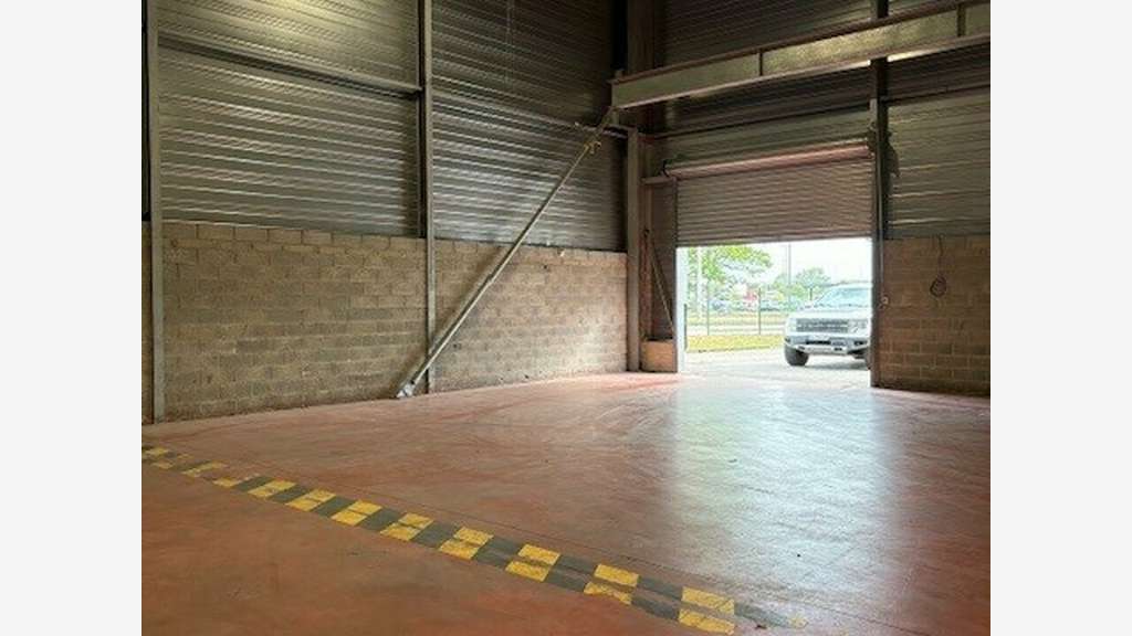 Local d'activites 1 000m² à louer à Calais (62)