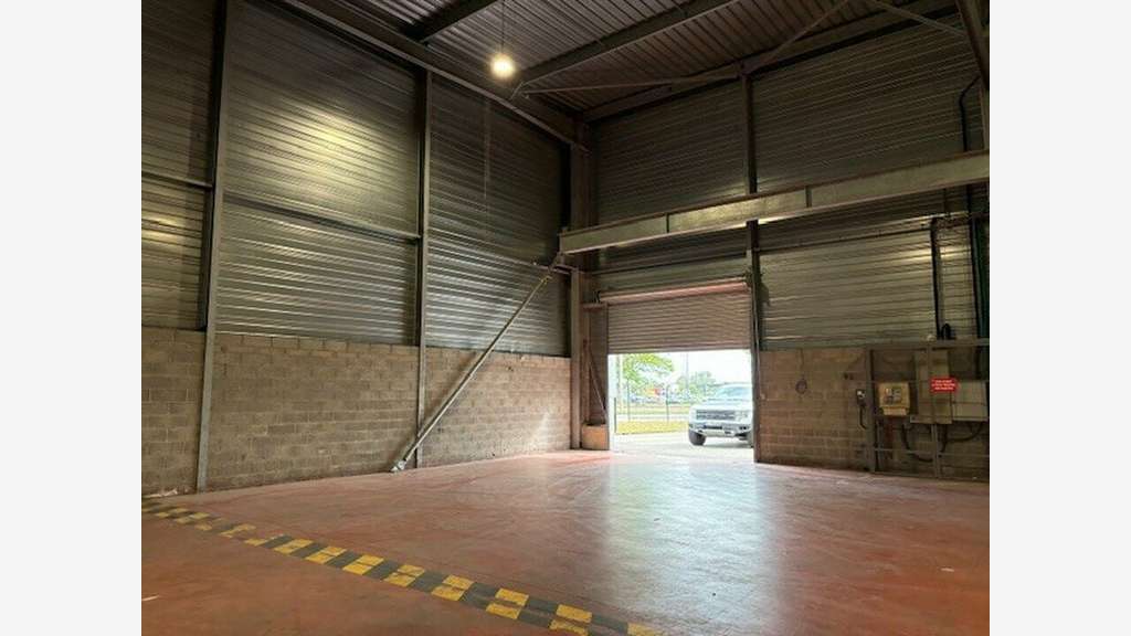 Local d'activites 1 000m² à louer à Calais (62)