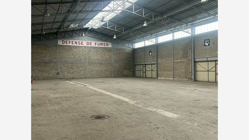 A louer entrepôt 2100m² empl stratégique Calais