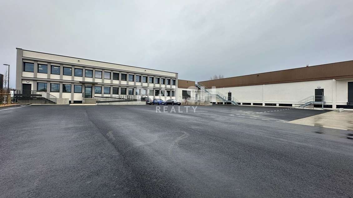 Bâtiment réhabilité 8497m² avec 2 quais à Caluire