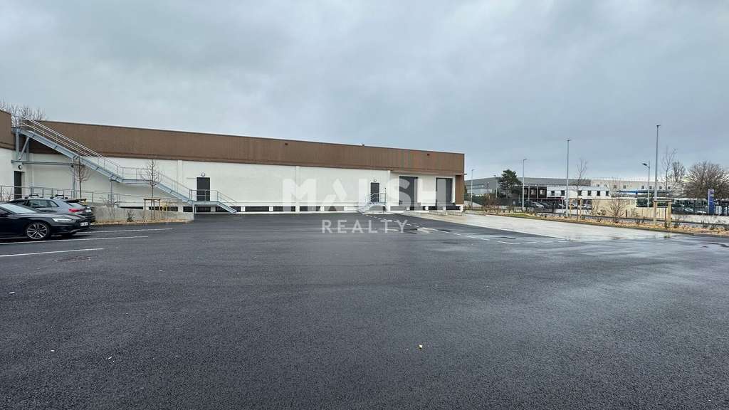 Bâtiment réhabilité 8497m² avec 2 quais à Caluire