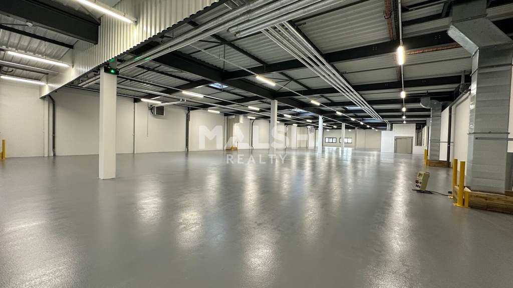 Bâtiment réhabilité 8497m² avec 2 quais à Caluire