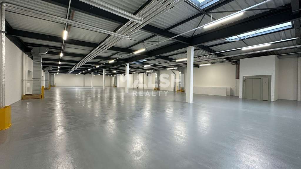 Bâtiment réhabilité 8497m² avec 2 quais à Caluire