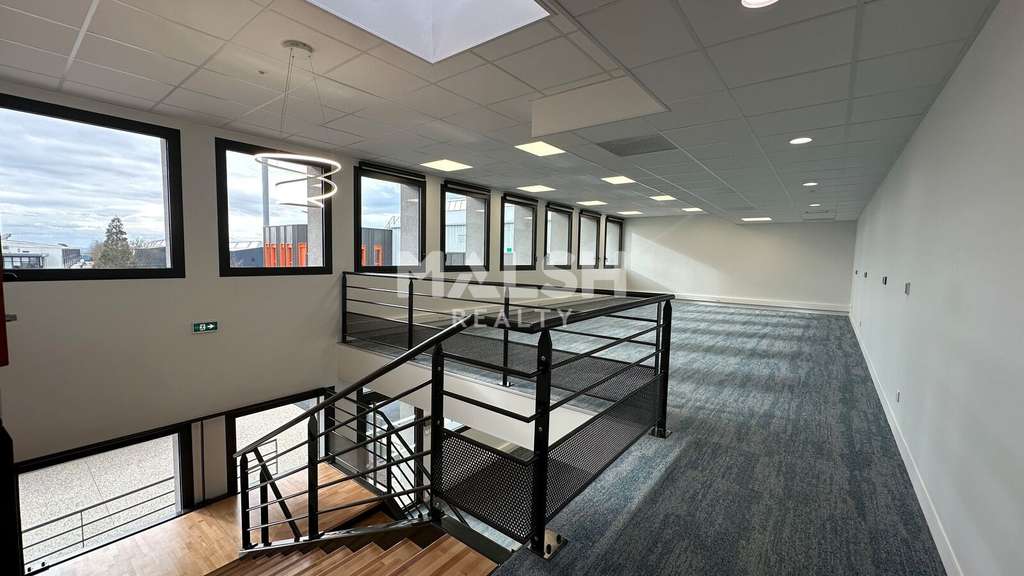 Bâtiment réhabilité 8497m² avec 2 quais à Caluire
