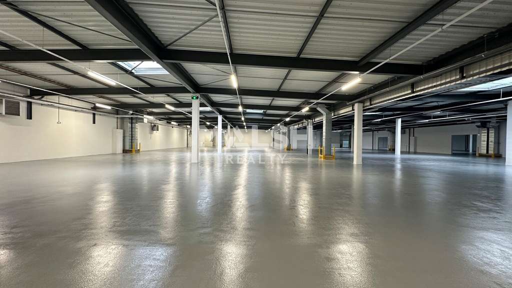Bâtiment réhabilité 8497m² avec 2 quais à Caluire