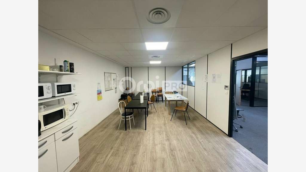 Local d'activité 1060m² à louer à Caluire et Cuire