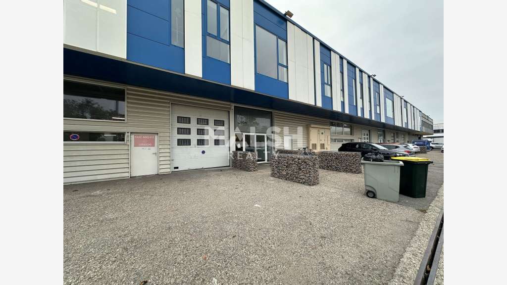 Local activités à louer 1060m² à Caluire-et-Cuire
