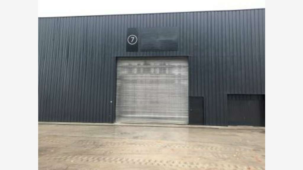 A louer local d'activité 325m² à Canly  sortie A1