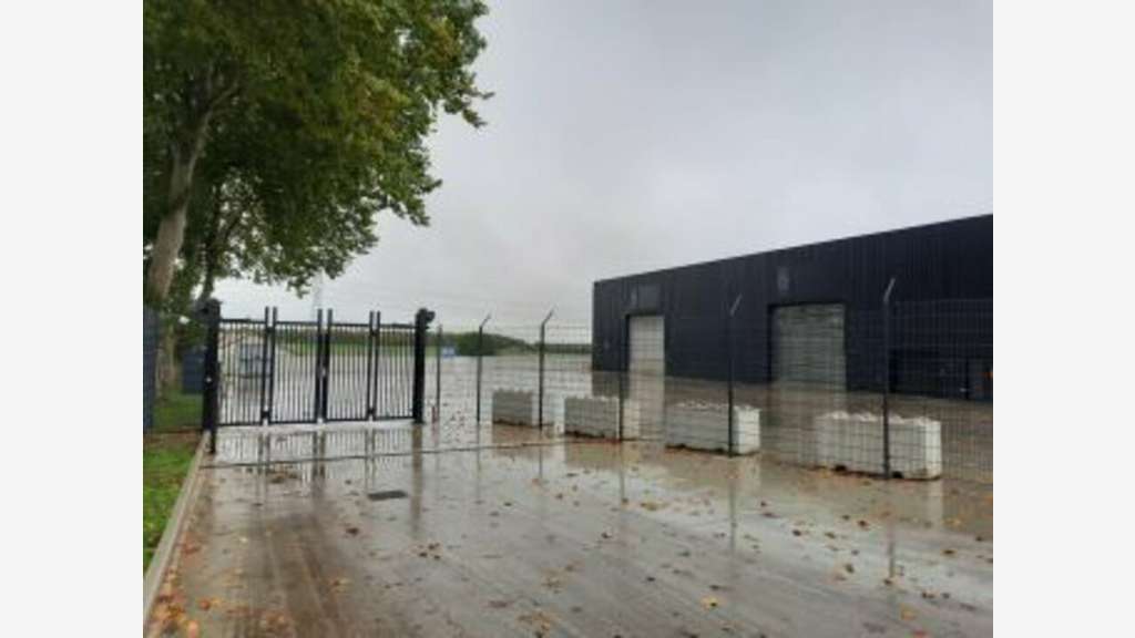 A louer local d'activité 325m² à Canly  sortie A1