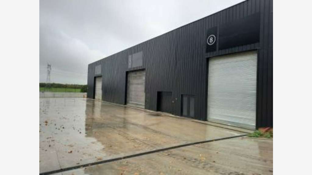 A louer local d'activité 325m² à Canly  sortie A1