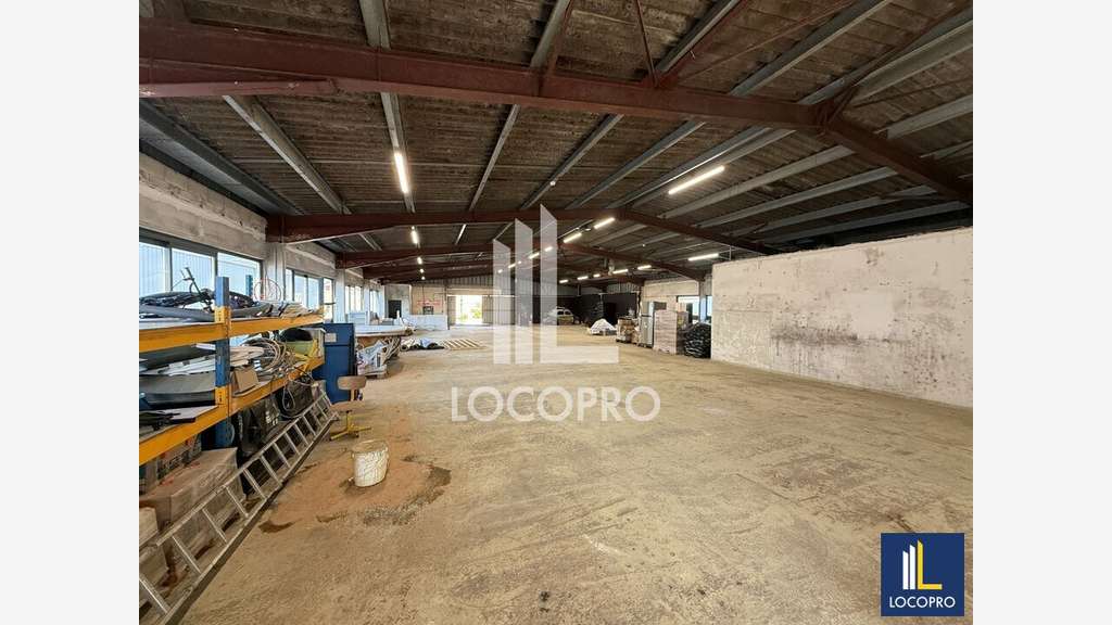 A louer local d'activité 600m² à Cannes accès fac