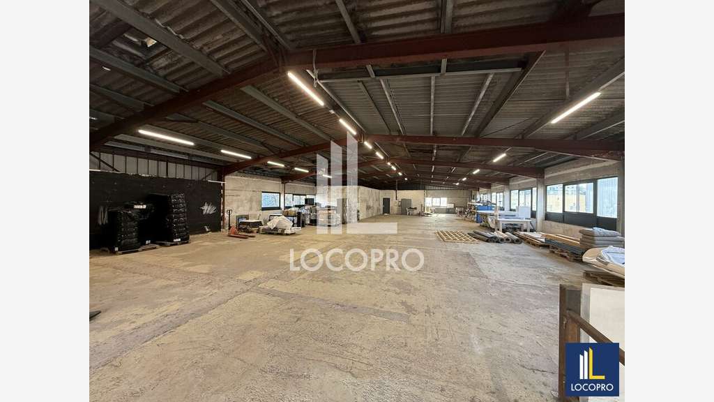 A louer local d'activité 600m² à Cannes accès fac